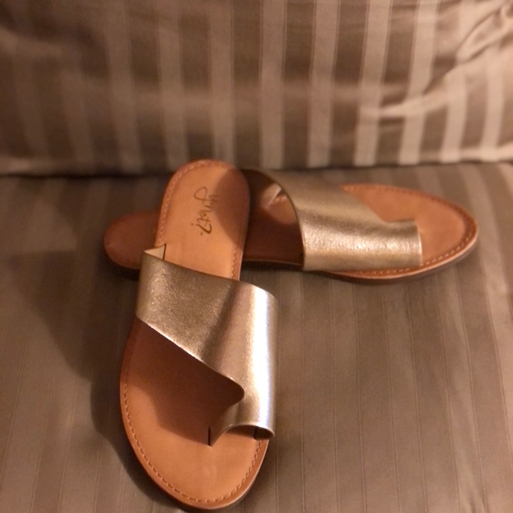 Boutique Brand Ravello Toe Gold Slides - Size 10